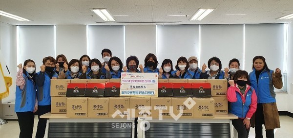 부성2동 행복키움지원단이 6일 취약계층 면역력 증진제 나눔사업을 펼치고 있다.