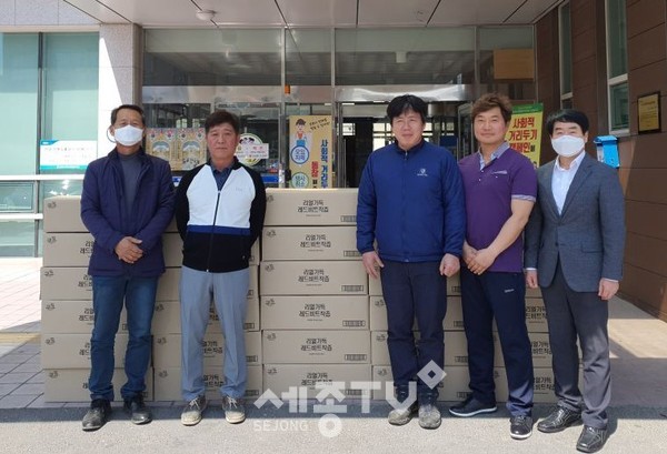 농업회사법인(주)에프앤비바이오가 6일 코로나19 확산으로 어려움을 겪는 취약계층에 전달해달라며 900만원 상당의 레드비트착즙(30포입, 224BOX)을 성환읍에 기부했다. (사진제공=천안시청)