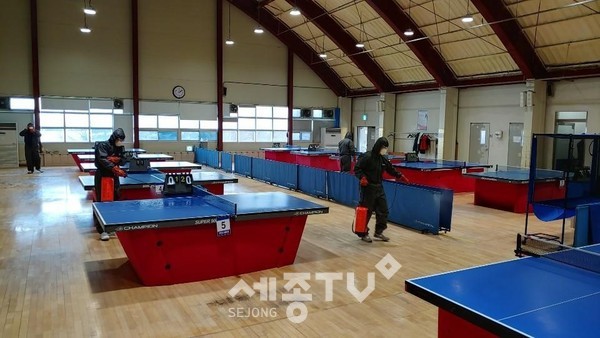 천안시체육회 자율방재단이 신방체육관을 방역 소독하고 있다.
