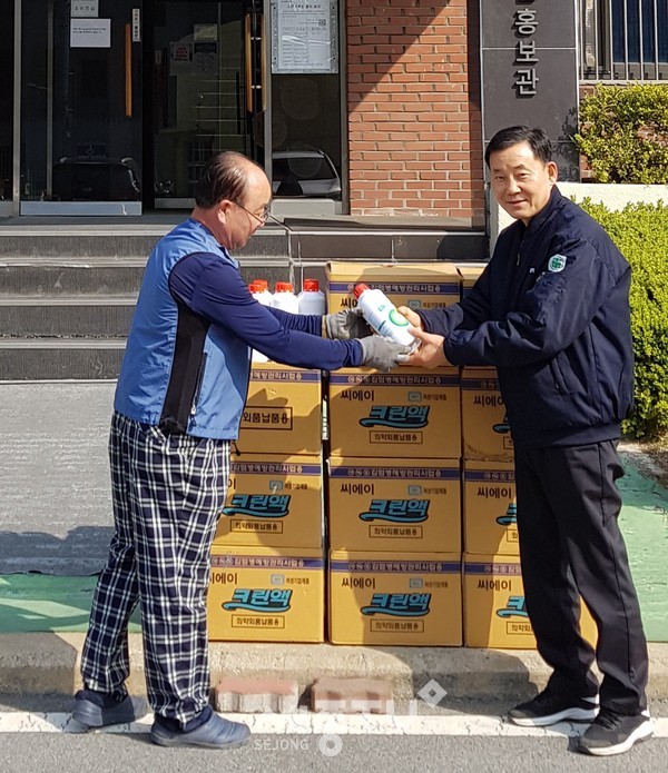 천안시 관계자들이 백석농공단지 김장환 소장에게 소독약을 전달하고 있다.