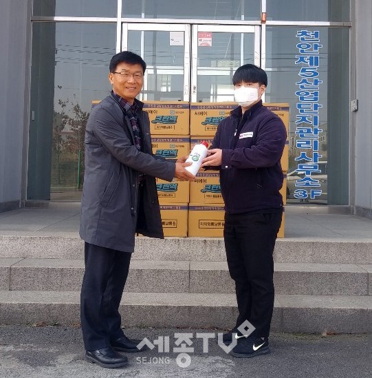 천안시 관계자들이 천안제5산업단지 인석진 소장에게 소독약을 배부하고 있다.