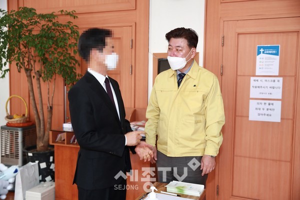 구만섭 천안시장 권한대행이 지역 내 한 교회를 찾아 사회적 거리두기에 동참해 줄 것을 당부하고 있다.