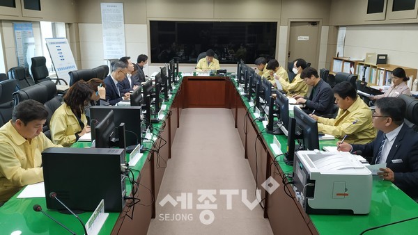 고강도 사회적 거리두기 연장에 따른 실과별 점검 대책회의 모습.
