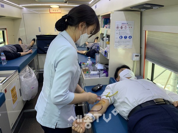 길정섭 충남농협본부장과 류병관 농협노조충남위원장이 직원들과 함께 코로나19 극복 생명나눔 헌혈캠페인에 동참했다. (사진제공=농협 충남지역본부)