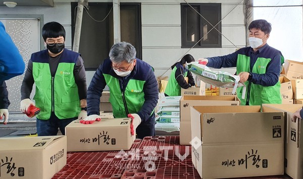 길정섭 본부장이 직원들과 함께 택배용 쌀 포장작업을 하며 일손지원에 나섰다.(사진제공=농협 충남지역본부)