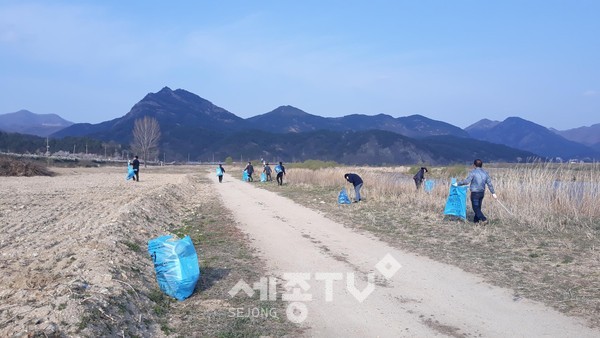 조정천 둑방길 환경정화 모습
