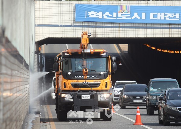서구 관계자가 지난 10일 눈, 비, 통행차량의 매연, 비산먼지, 묵은 때 등으로 오염된 탄방동 지하차도 및 터널 외벽을 고압세척기를 이용해 세척하고있다. (사진제공=서구청)