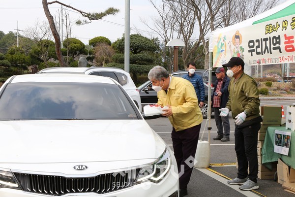 금산 농산물 팔아주기 운동 모습.