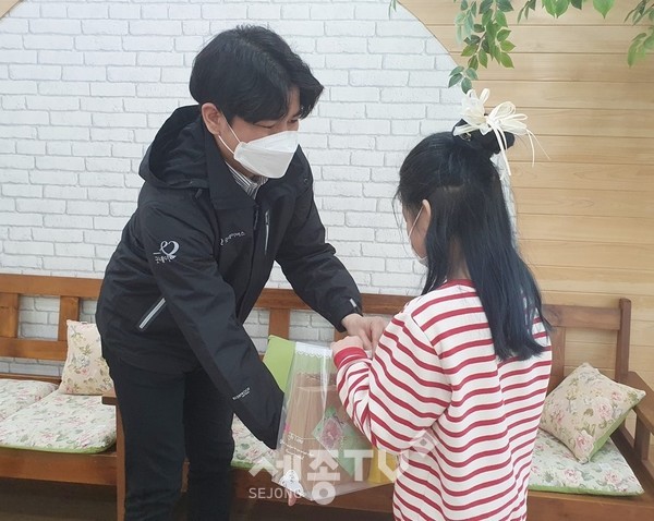 굿네이버스 대전서부지부(지부장 손기배)는 책방채움(대표 신선영)과 함께‘북드림’프로젝트를 진행하여 대전 지역 내 코로나19로 인해 독서 활동 및 과제에 어려움을 겪는 아동들에게 책 꾸러미를 전달하였다. 사진은 굿네이버스 대전서부지부 직원이 책이 필요한 아동에게 책 꾸러미를 전달하는 모습.