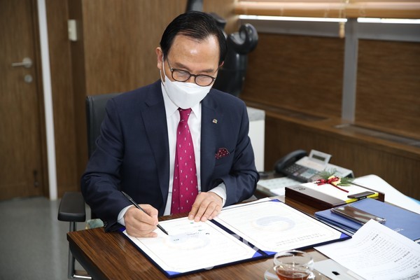 박상돈 천안시장이 20일 환경부, 사단법인 한국포장재공제조합, 스파클 주식회사, 두산이엔티, 티케이케미칼, 코오롱인더스트리와 투명 페트병 별도배출 및 역회수를 통한 ‘고품질 재활용체계 구축’ 업무협약서에 서명을 하고 있다. (사진제공=천안시청)
