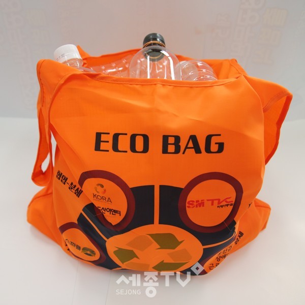스파클 투명 페트병으로 만든 에코백. (사진제공=천안시청)