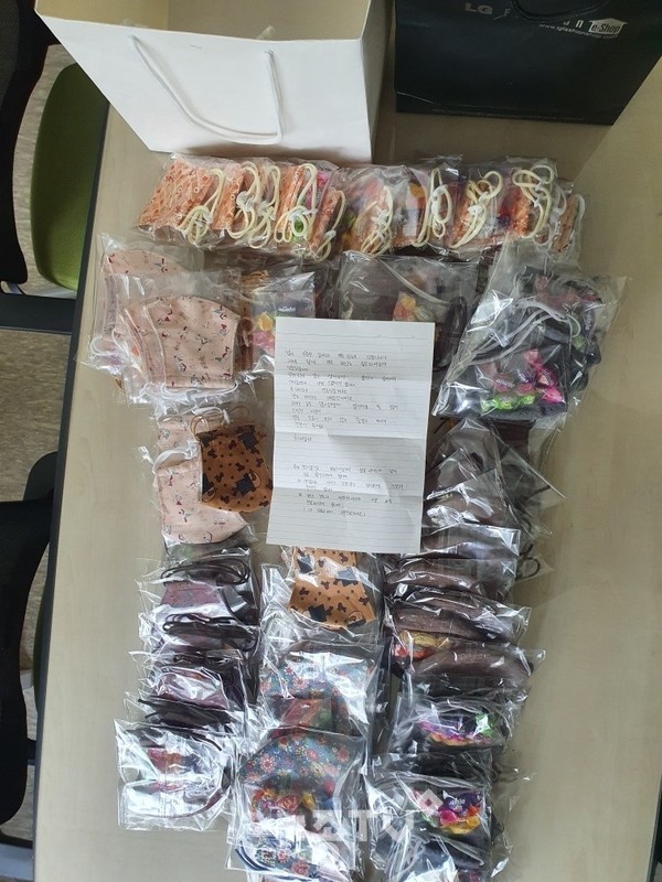 천안시 신안동 행정복지센터에 익명의 기부자가 수제마스크 80장과 손편지를 두고 갔다. (사진제공=천안시청)