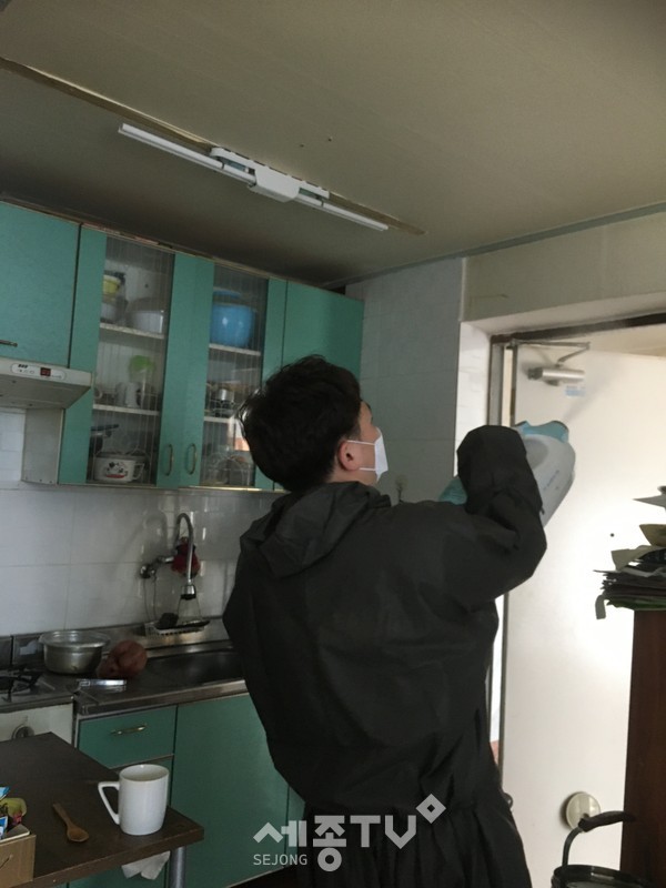 월평1동 지역사회보장협의체(위원장 강명순)와 후원 협약을 하고, 꾸준히 봉사활동을 하고 있는 사회적 기업인 ㈜우분투(대표 최진설) 관계자가 지난 22일 면역력이 취약한 월평1동 독거 어르신 가정을 방문하여 소독작업을 하고 있다.(사진제공=서구청)