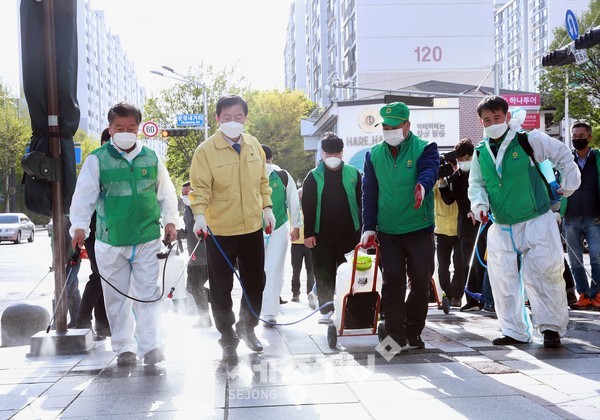 장종태 서구청장은 둔산지역 새마을방역단과 함께 세이브존 일원에서 방역작업을 실시하고 있다. (사진제공=서구청)