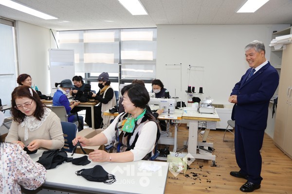 코로나19 대비 천 마스크 제작 모습.