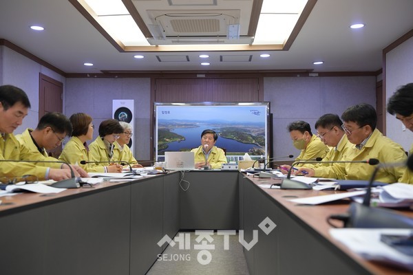 논산시, 긴급생활안정자금 회의 모습.(사진제공=논산시청)