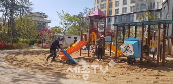 천안시 관계자가 어린이 모래놀이터의 소독을 위해 모래고온 스팀소독을 하고 있다.