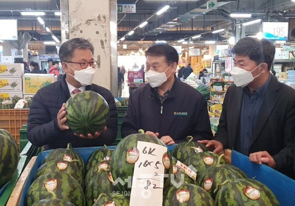 길정섭 농협충남지역본부장(사진좌측)이 송필룡 농협대전공판장 대표로부터 농산물 수급동향을 청취하고 있다. (사진제공=농협 충남지역본부)