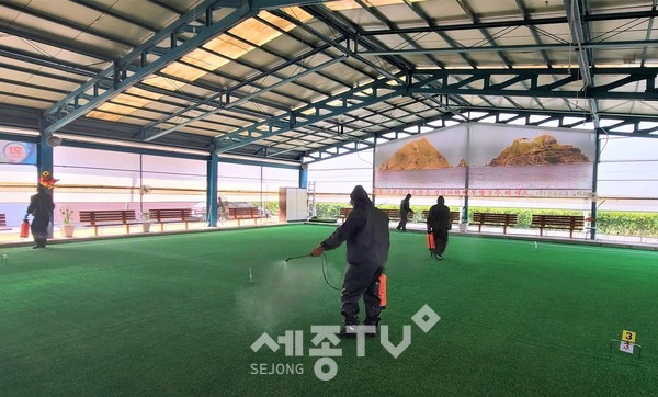천안시체육회 자율방재단이 지난 11일 게이트볼장에서 방역 소독을 하고 있다.(사진제공=천안시청)