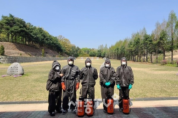 천안시체육회 자율방재단이 현장수업관련 기관인 천안정에서 방역 소독을 하고 있다.(사진제공=천안시청)