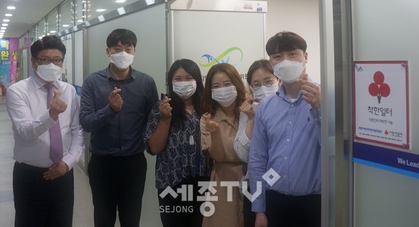 세종사회복지공동모금회(회장 홍영섭)는 26일 세종지역인적자원개발위원회(공동위원장 조상호, 이두식)가 직장인 기부프로그램인 ‘착한일터’에 가입했다고 밝혔다. 사진은 착한일터 현판을 전달하고 세종지역인적자원개발위원회 직원들이 기념사진을 찍는 모습.