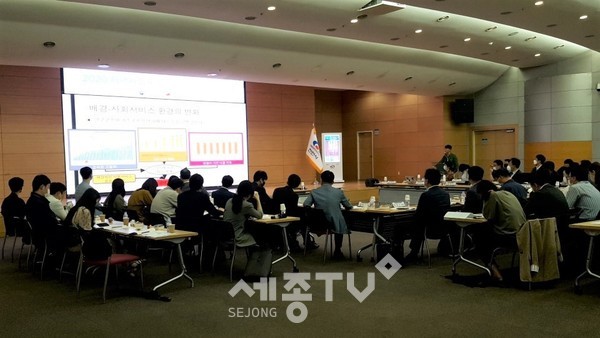 천안시자살예방센터가 대한미용사회충청남도지회, 천안교육지원청, 충남여성장애인연대 등에서 자살예방 네트워크 활성화를 위한 찾아가는 간담회를 진행하고 있다. (사진제공=천안시청)