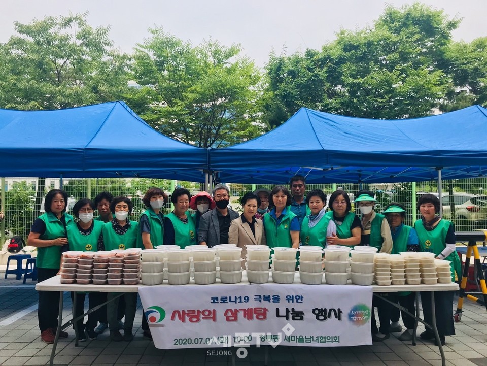 청룡동 새마을협의회가 7일 지역 내 홀몸어르신을 위해 삼계탕 나눔 행사를 펼쳤다.(사진제공=천안시청)