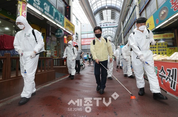 황인호 동구청장이 수호대대 장병들과 중앙시장을 방역하고 있다.(사진제공=동구청)
