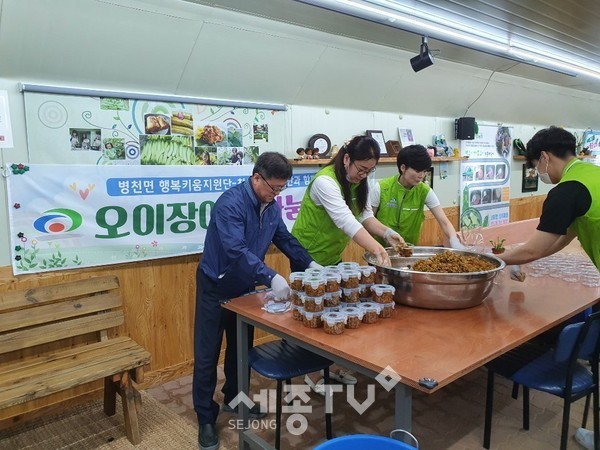 병천면 행복키움지원단이 13일 직접 담근 오이장아찌를 지역 내 취약계층에 전달했다.(사진제공=천안시청)
