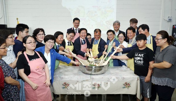 2019년 6월 주민자치위원 등 100여 명이 참석한 가운데 열린 갈마1동 주민자치회 출범 발대식 장면.(사진제공=서구청)