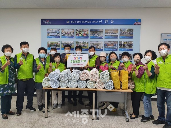 이마트 천안터미널점이 14일 신안동에 여름용품을 기부했다.(사진제공=천안시청)