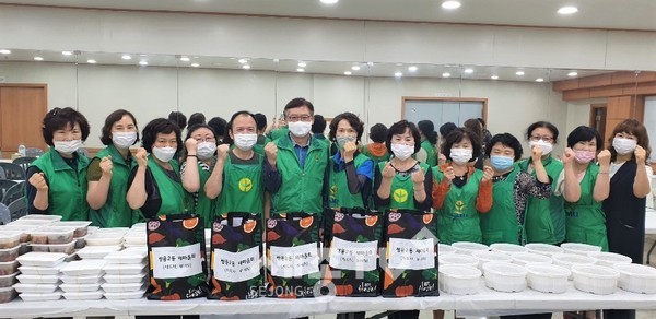 쌍용2동 남·여 새마을협의회가 14일 지역 내 취약계층을 위해 삼계탕을 전달했다.(사진제공=천안시청)