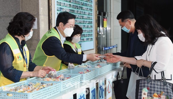 장종태 서구청장은 16일 출근하는 직원들에게 커피박 방향제 주머니를 나눠주며 코로나19로 지친 직원들을 격려하고 응원했다.(사진제공=서구청)