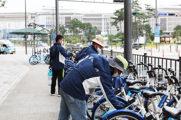 세종시, 공영자전거 '어울링' 방역 모습.