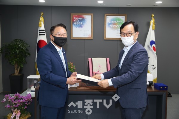 사단법인 기빙트리 천사운동본부가 지난 16일 박상돈 천안시장(사진 우측)을 명예 본부장으로 위촉했다.(사진제공=천안시청)