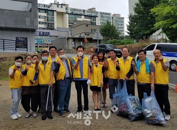 직산읍 외식업협의회가 28일 지역 내 환경정화활동을 실시했다.(사진제공=천안시청)