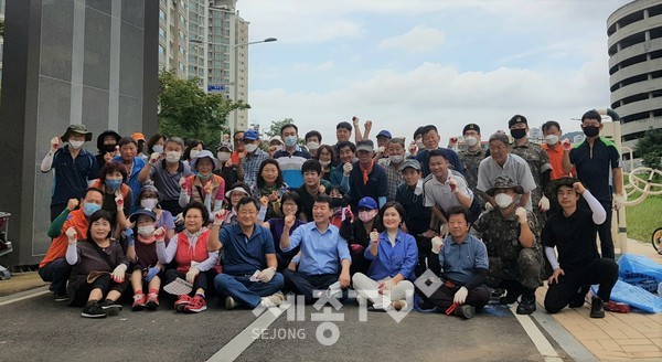 신안동 통장협의회가 31일 깨끗한 환경을 위해 하천정비활동을 실시했다. (사진제공=천안시청)