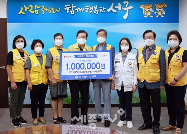 장종태 서구청장은 6일 청사 갑천누리실에서 대한적십자봉사회 대전서구지구협의회(회장 조산구)로부터 침수 피해 주민을 위해 써달라며 100만 원을 기탁받았다. (사진제공=서구청)