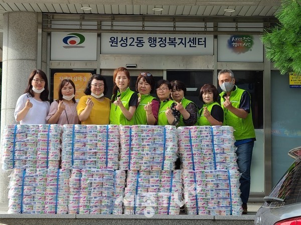 원성2동이 천안시가정어린이집연합회의 지정기탁 화장지 400개를 수해피해가구에 전달했다. (사진제공=천안시청)