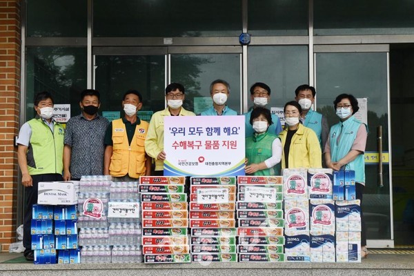 국민건강보험공단 대전충청지역본부(본부장 성백길)는 8월10일(월) 음성군 이재민들의 임시주거시설(삼성중학교)에 구호물품을 전달했다.