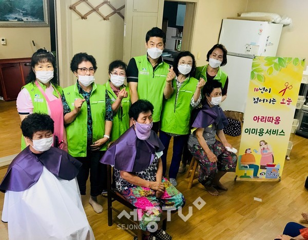 성거읍 행복키움지원단이 11일 삼곡리 경로당에서 어르신들을 위해 찾아가는 이·미용 서비스를 제공했다. (사진제공=천안시청)