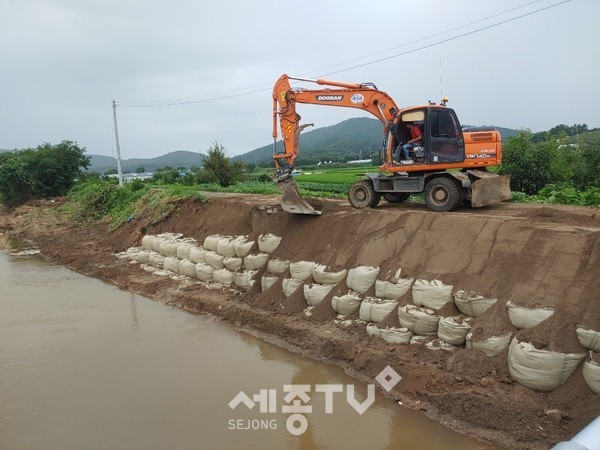 목천읍 서흥리 일원 집중호우 피해지역 복구 작업 모습.