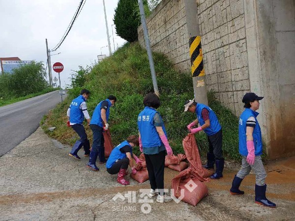 청룡동 주민자치위원회 수해 복구 현장. (사진제공=천안시청)