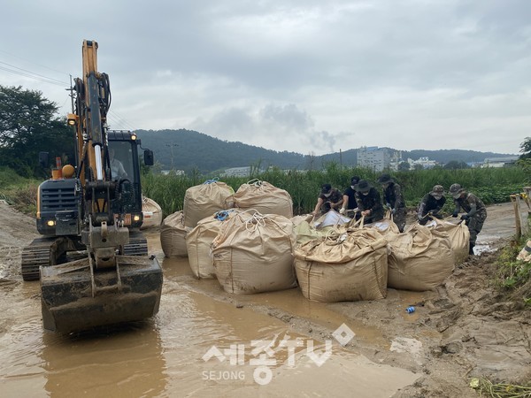 육군 제3탄약창이 직산읍 군서리 287-6(국도34호 하부)의 복구 작업에 동참했다.(사진제공=천안시청)