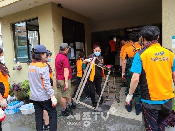 대전 둔산 소방서(서장 송정호)는 12일 의용소방대(대장 변운석)와 합동으로 용문동 침수피해 가구를 찾아 수해복구 활동을 도왔다. (사진제공=서구청)