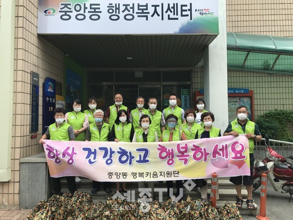 중앙동 행복키움지원단이 14일 지역 내 홀몸어르신 30가구에 삼계탕과 과일을 전달했다. (사진제공=천안시청)