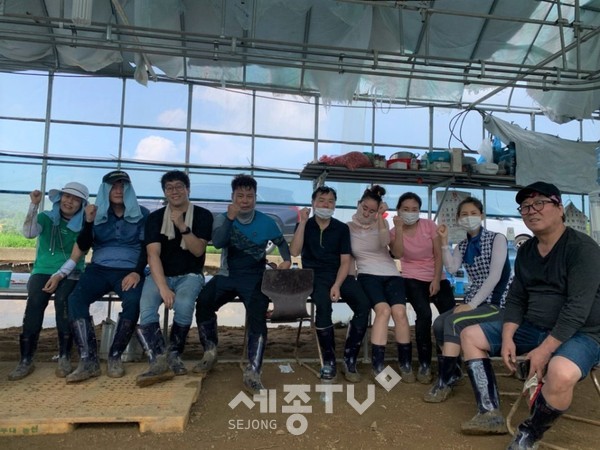 백석동 체육회가 지난 18일 집중호우 피해지역 복구 작업에 동참했다. (사진제공=천안시청)