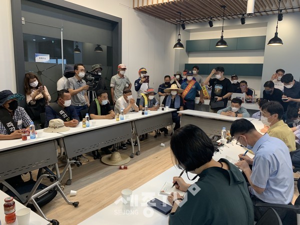 수자원공사 금강유역본부에 항의 방문한 4개군 피해주민들. (사진제공=금산군청)