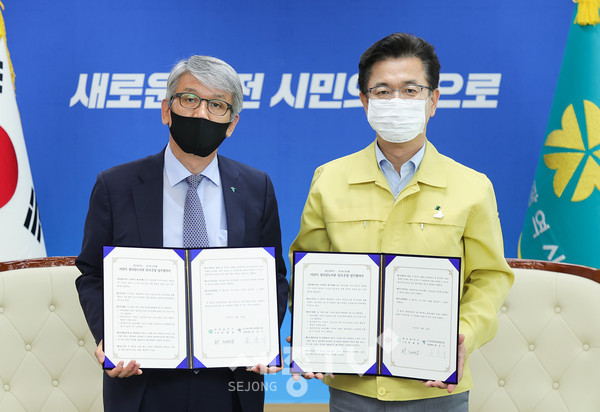 대전시, 어린이 장난감도서관 설치 ‘박차’.(왼쪽부터 윤순기 ㈜하나은행 충청영업그룹 총괄대표, 허태정 대전시장) 사진제공=대전시청