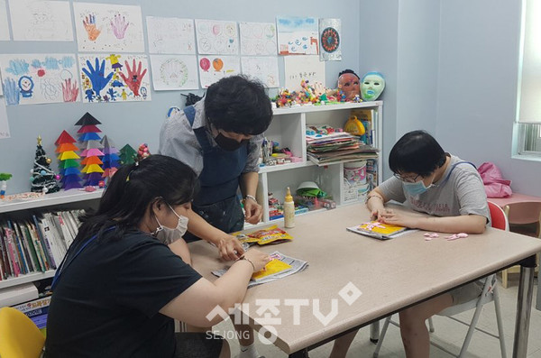 미술치료 중인 주간보호실 이용 장애인들. (사진제공=대전시설관리공단)